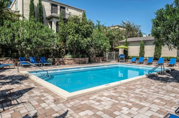 Parkway Square Apartments property